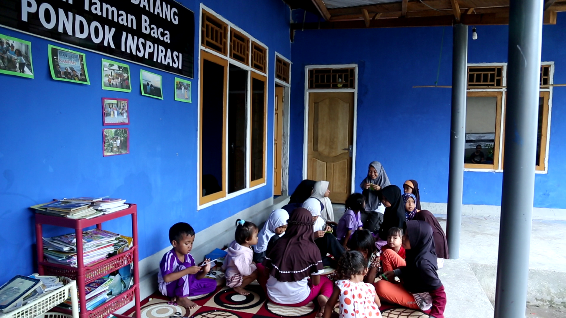 Mengisi Pondok Inspirasi-nya dengan buku-buku kuliah.