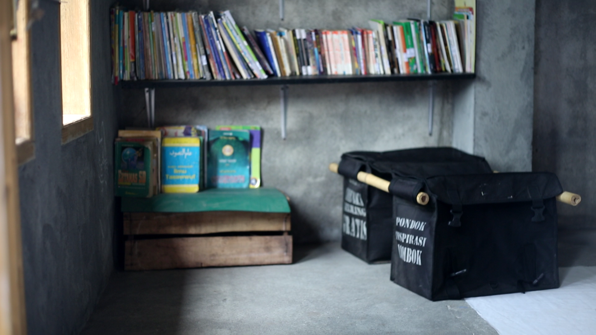 Buku lantas dibawa dengan motor. 