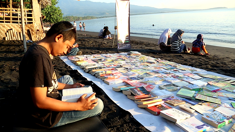 Safprada  juga membawa buku ke pantai.