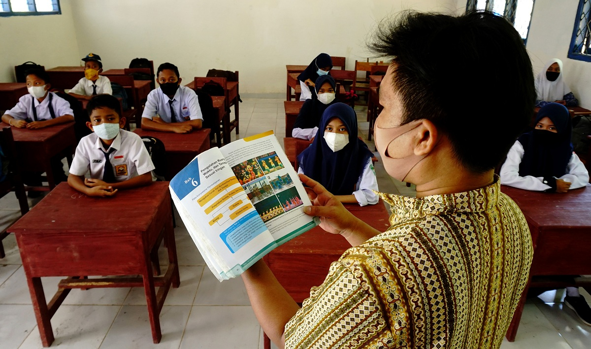 Covid 19 Melonjak, Pemprov Jatim Terapkan PTM Dua Sesi