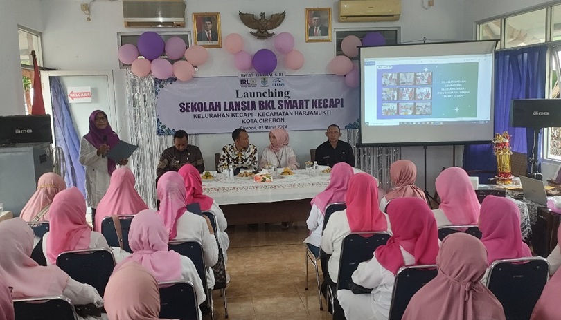 Puluhan Kakek Nenek di Kota Cirebon Lulus Sekolah Lansia