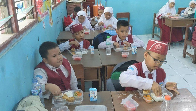 Program Makan Bergizi Gratis di Rembang, Siswa Makan Tanpa Sendok