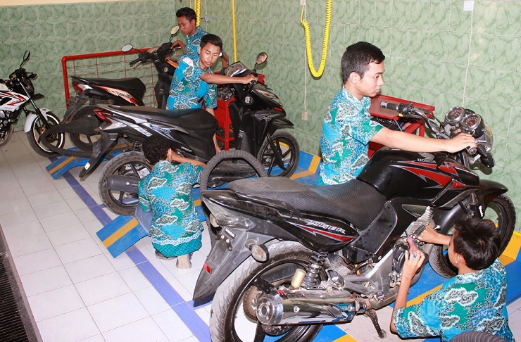 Pengangguran Lulusan Vokasi Diklaim Menurun, Ini Penjelasan Mendiktisaintek