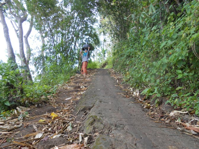 Di Balik Kemilau Wisata, Desa Duduk Atas Terisolir
