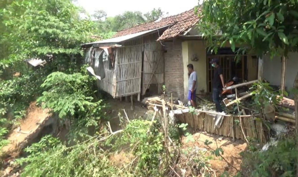 Tanggul Sungai Longsor, Sejumlah Rumah di Jombang Nyaris Roboh