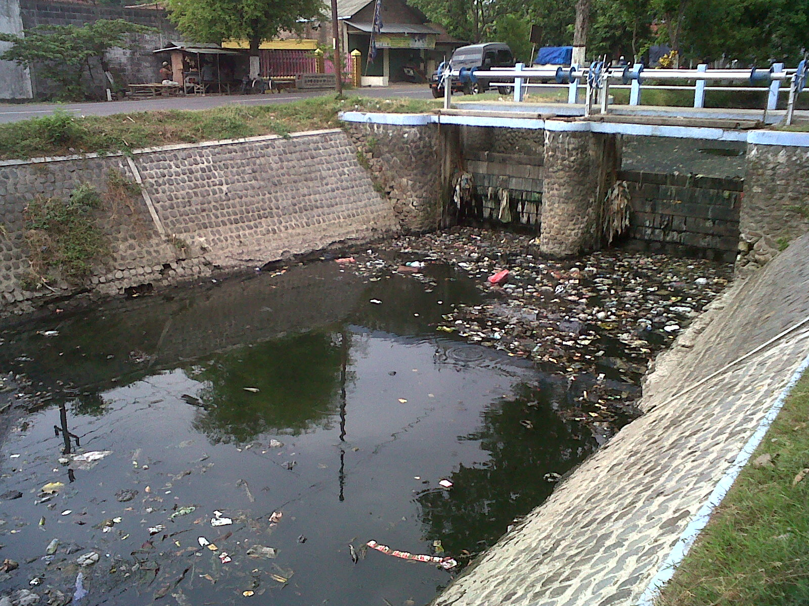 Warga Gemar Kotori Sungai, BLH Bondowoso Kewalahan