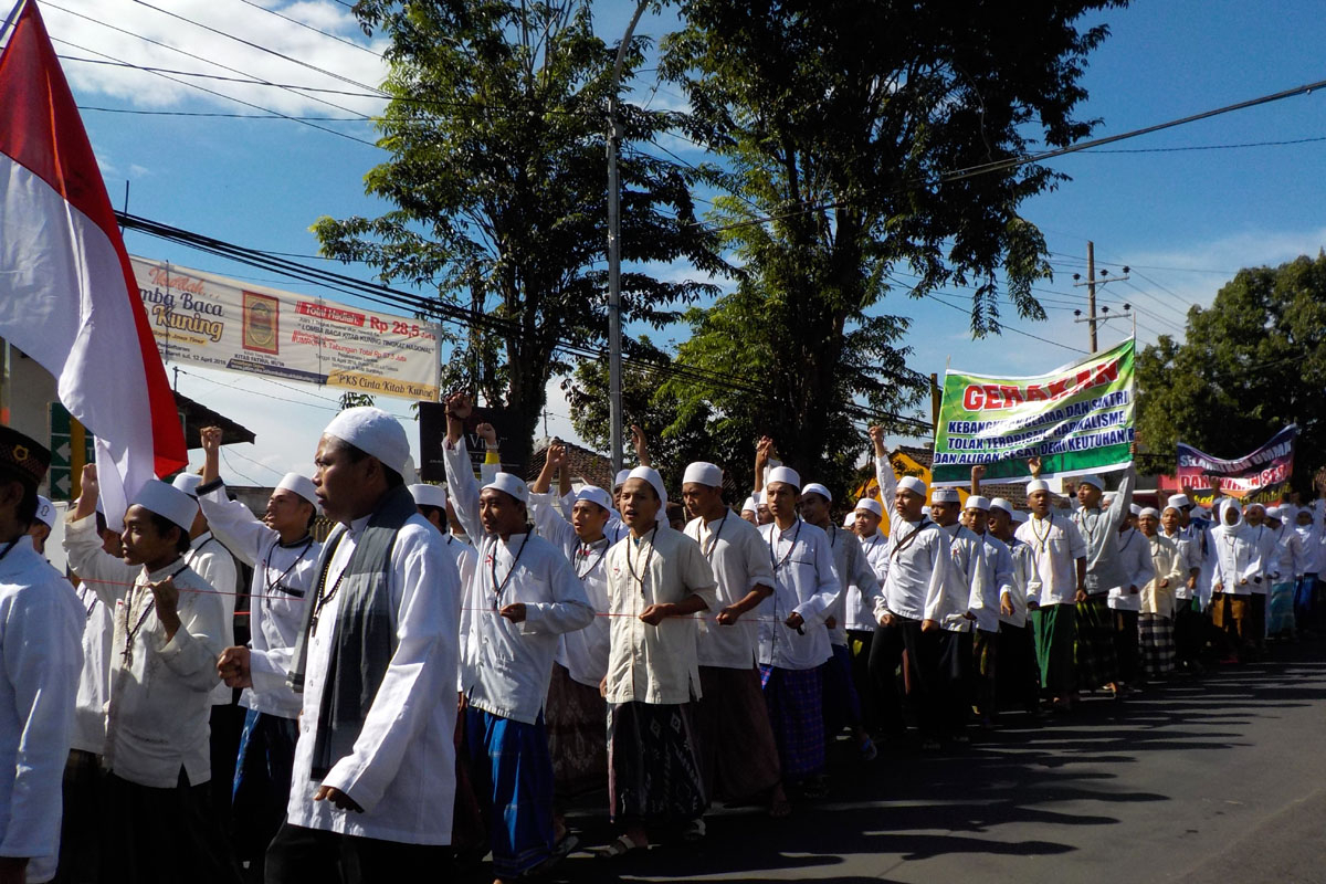 Ribuan Santri di Bondowoso Turun Jalan