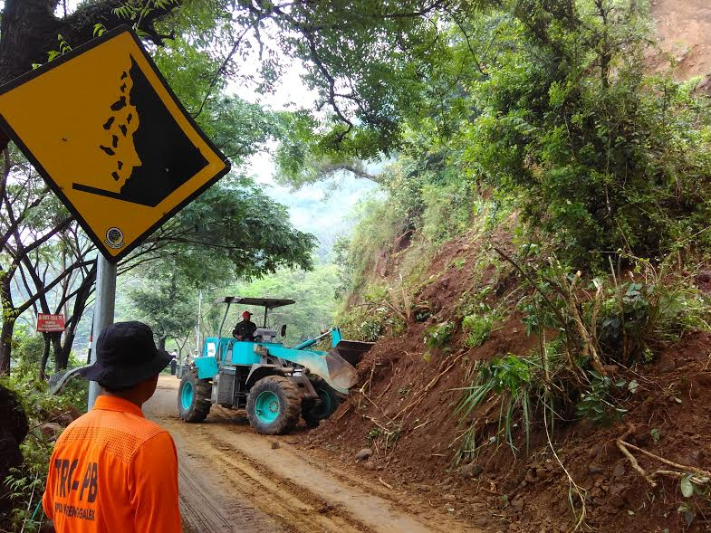 Jalan Nasional Trenggalek - Ponorogo Tertimbun Tanah Longsor