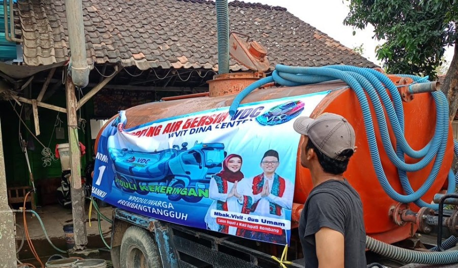 Kontroversi Truk PDAM Rembang Distribusikan Air dengan Banner Paslon Pilbup