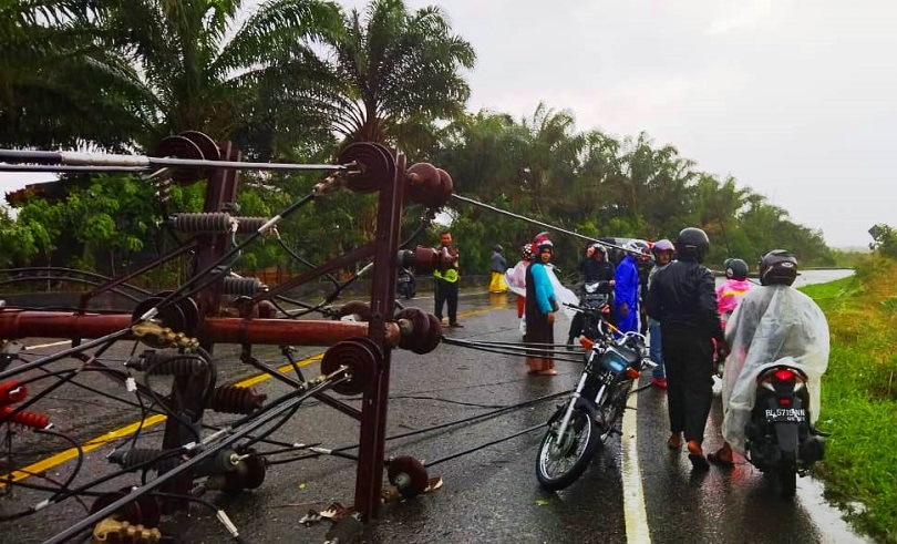 Diterjang Puting Beliung, Belasan Tiang Listrik di Aceh Berjatuhan