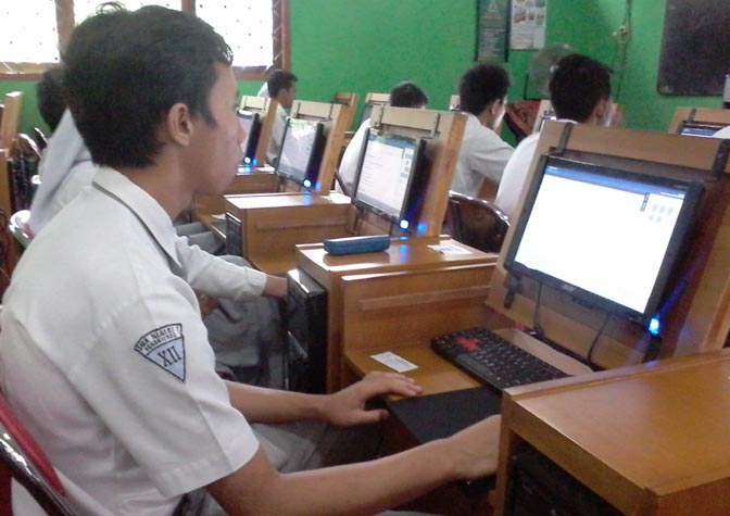 Sekolah Bondowoso Gelar Uji Coba UN Online