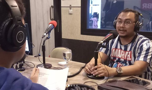 Veri Junaidi, Ketua KoDe Inisiatif, menjelaskan soal aplikasi MataMassa untuk mengawasi Pemilu 2019 (Foto: KBR) 