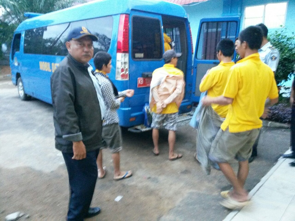 Imigrasi Pontianak Pulangkan 22 WNA Vietnam Pelaku Pencurian Ikan