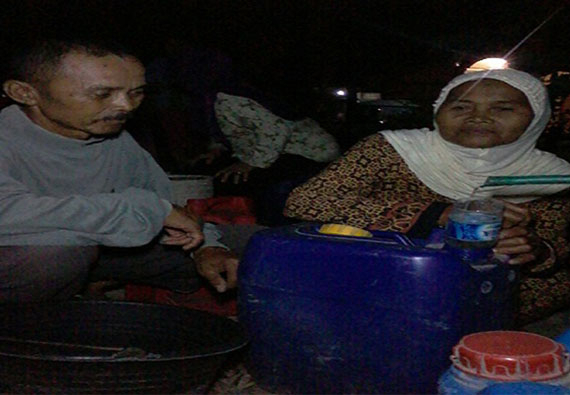 Antrean 24 Jam, Warga Rembang Rela Tidur Dekat Sumber Air