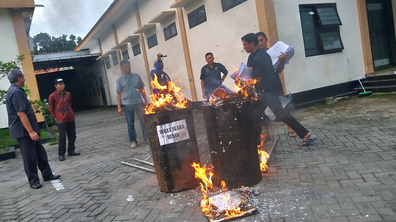 KPU Jombang Bakar 16 Ribu Surat Suara Rusak