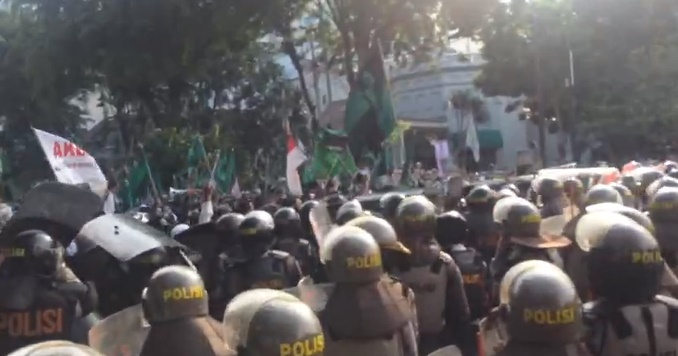 Aksi 4 November: Lepaskan Gas Air Mata, Polisi dan Wartawan Terluka