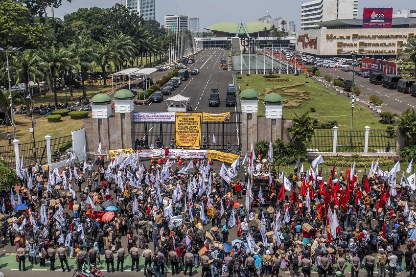 Nasib Buruh di Jabar, Sudah Jatuh Tertimpa Tangga