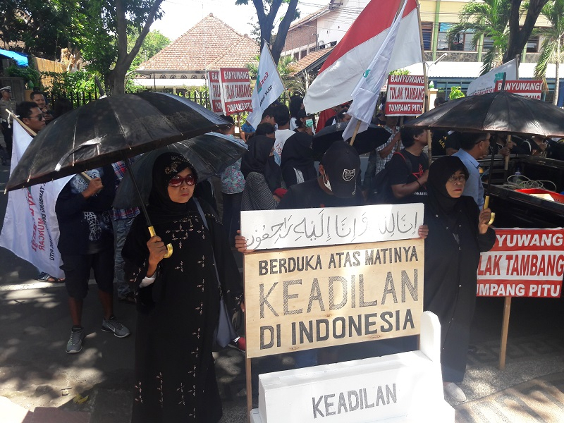 Tolak Eksekusi Budi Pego, Seratusan Masyarakat Datangi Kejari Banyuwangi