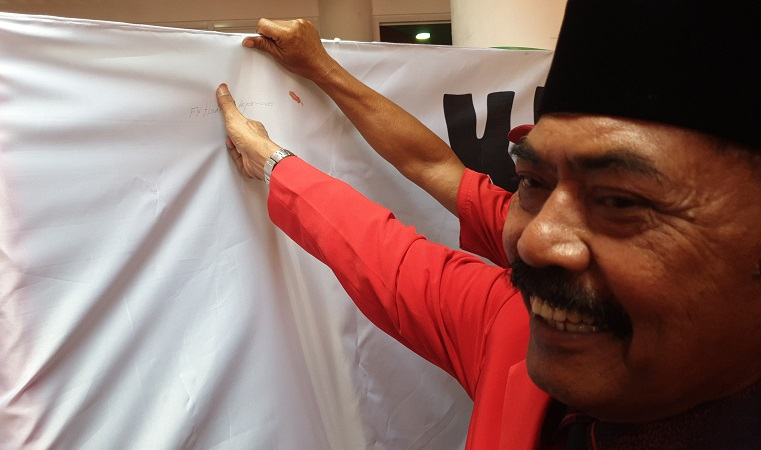 Kader PDIP Solo Gelar Aksi Cap Jempol Darah, Dukung Megawati Jadi Ketum