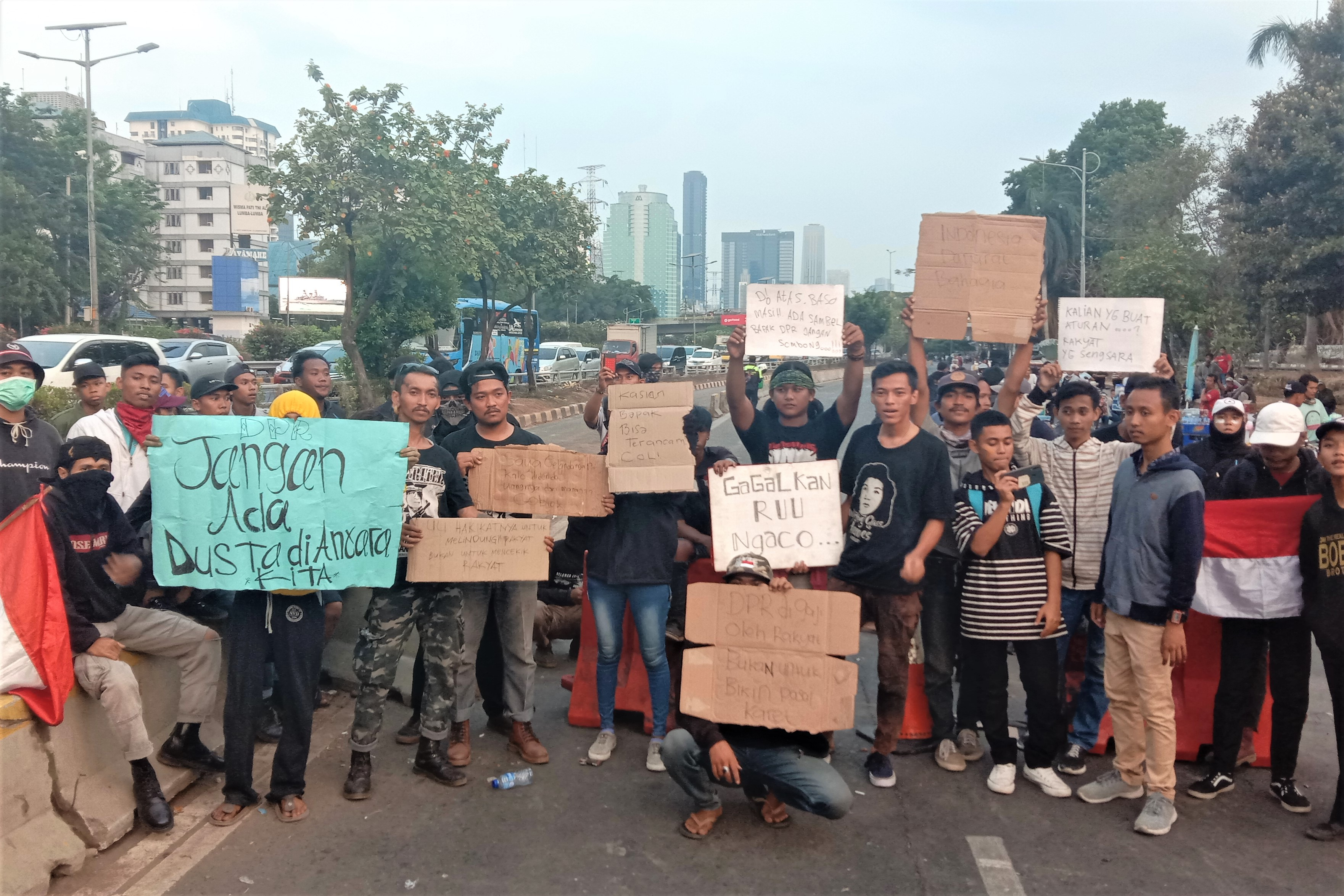 Bukan Cuma Mahasiswa, Anak Punk Juga Demo Tolak RKUHP