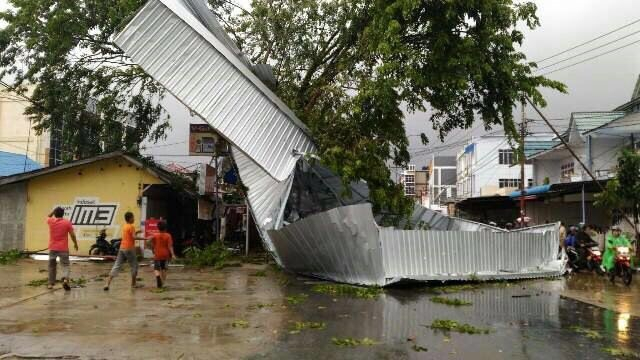 Angin Puting Beliung Rusak Puluhan Rumah dan Toko di Pontianak