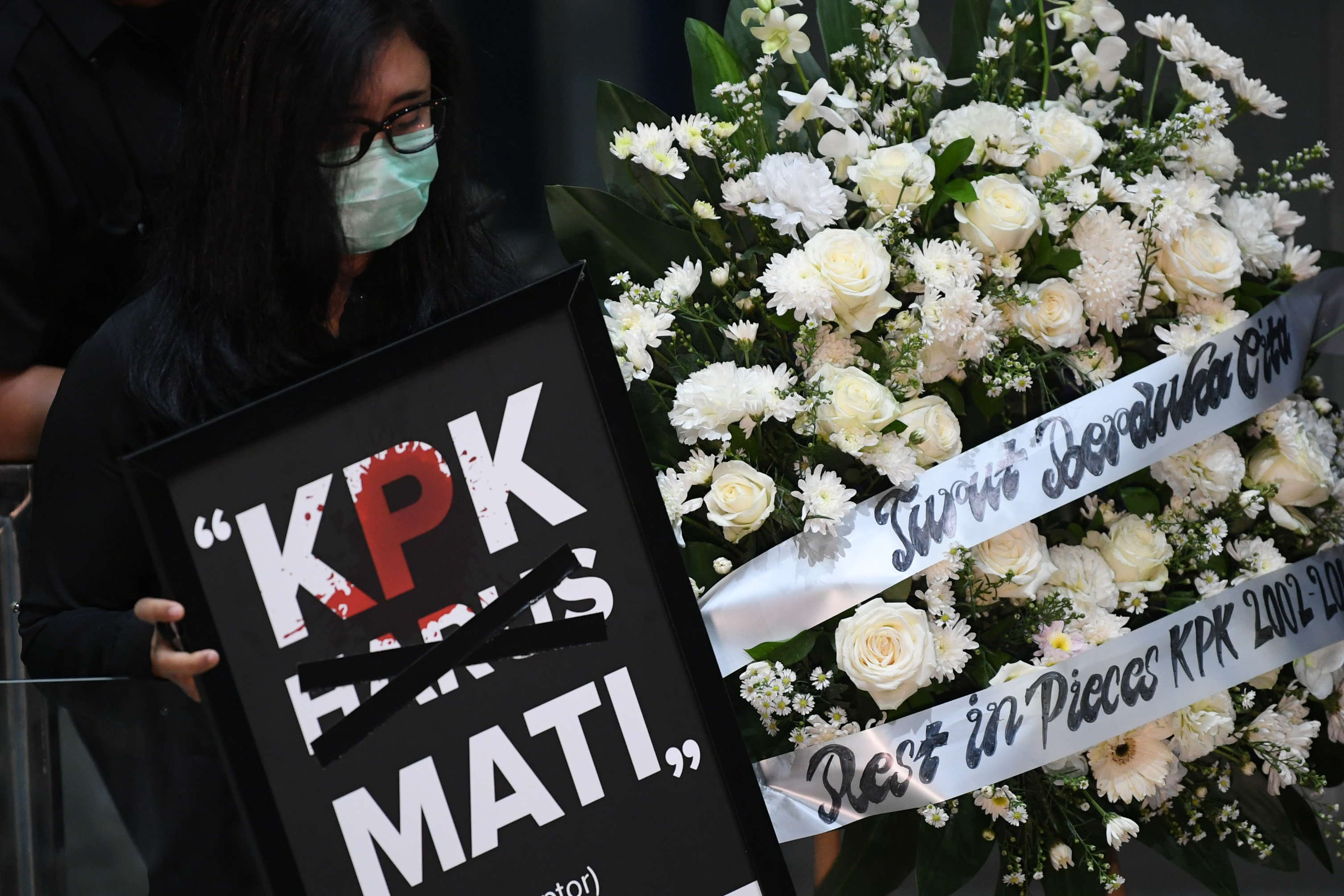 UU KPK Disahkan,  Pegawai Lembaga Antirasuah Gelar Malam Renungan