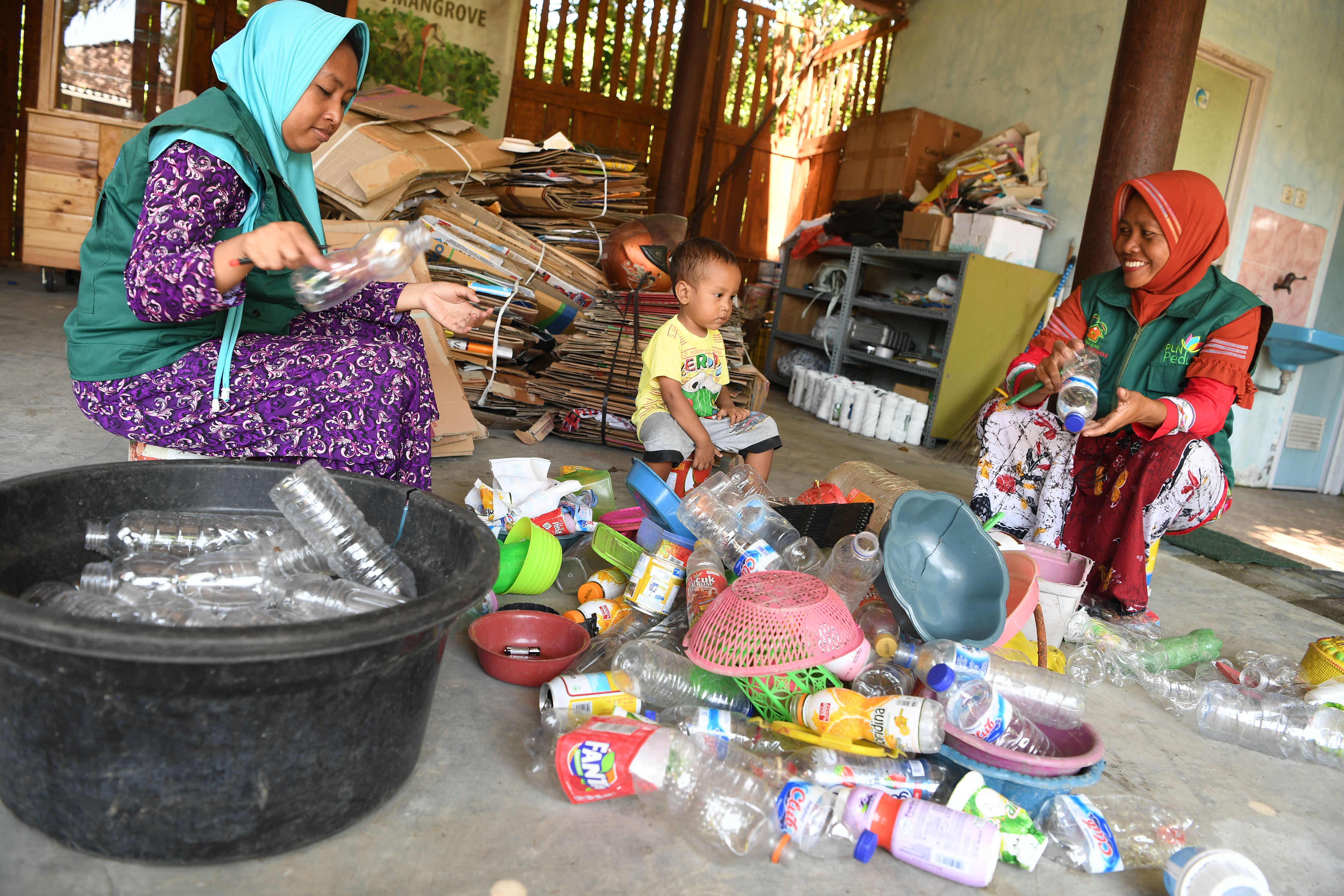 Segelas Kopi Gratis, Bayar Pakai Sampah