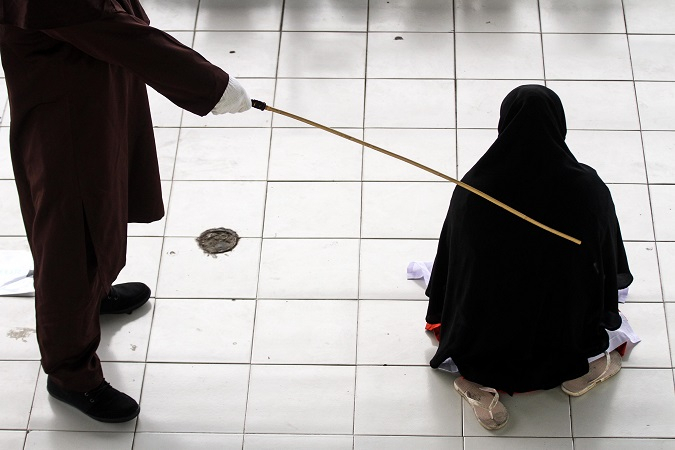 Malaysia Tuai Kecaman Setelah  Hukum Cambuk Pasangan Lesbi
