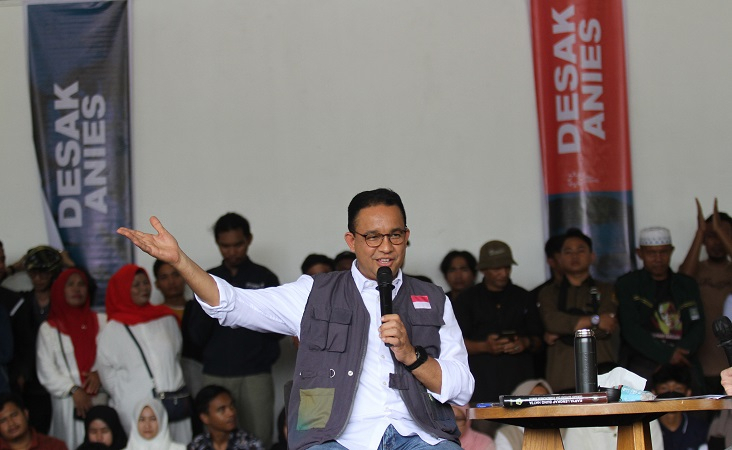 Anies Janji Bangun Lapangan Standar FIFA di Ambon