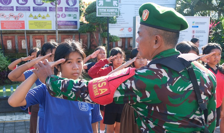 TNI-Polri Dilibatkan Pendisiplinan di Sekolah Rakyat, JPPI: Membunuh Nalar Kritis Anak