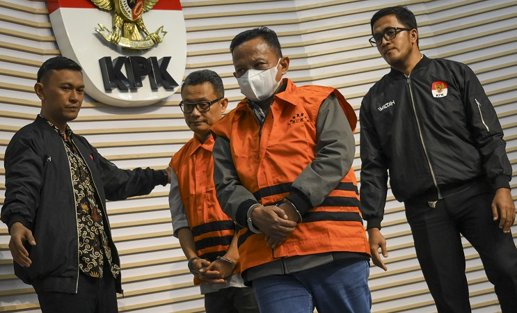 KPK Tahan Bupati Situbondo Karna Suwandi, Diduga Terima Fee Rp5,57 Miliar