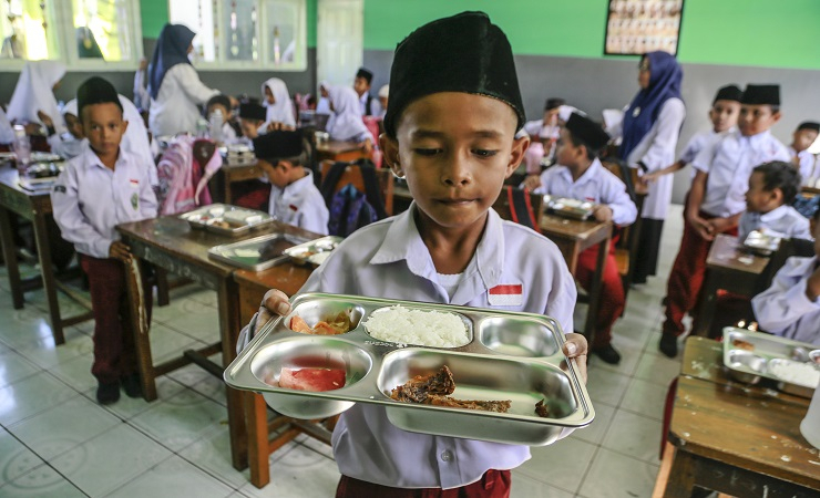Ragam Masalah Muncul di Hari Pertama Makan Bergizi