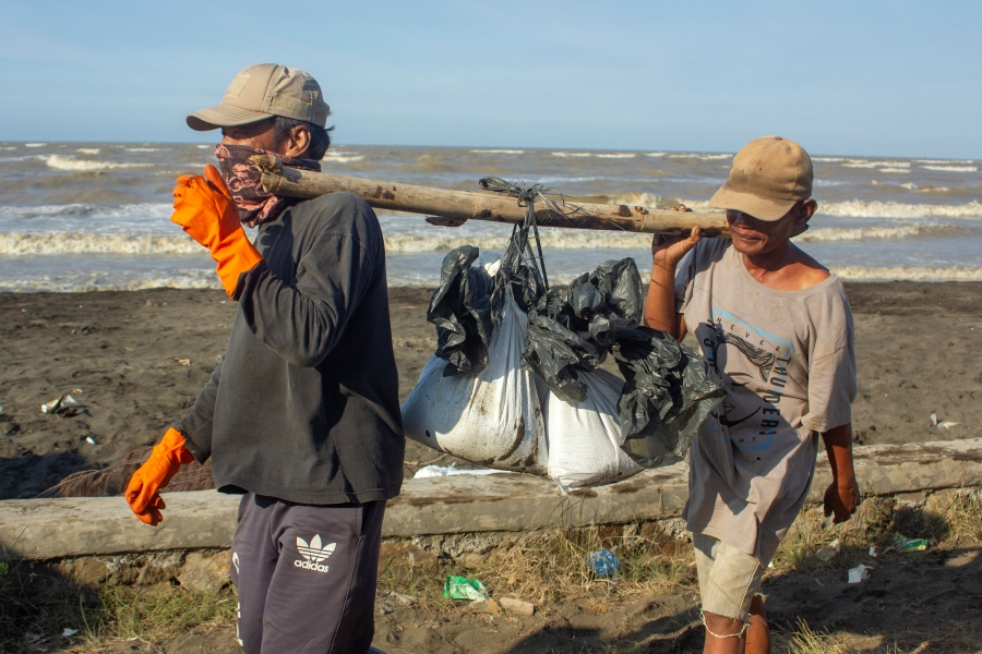 Sumur Minyak Pertamina Bocor, Warga Pesisir Dapat Seribu Karung Limbah
