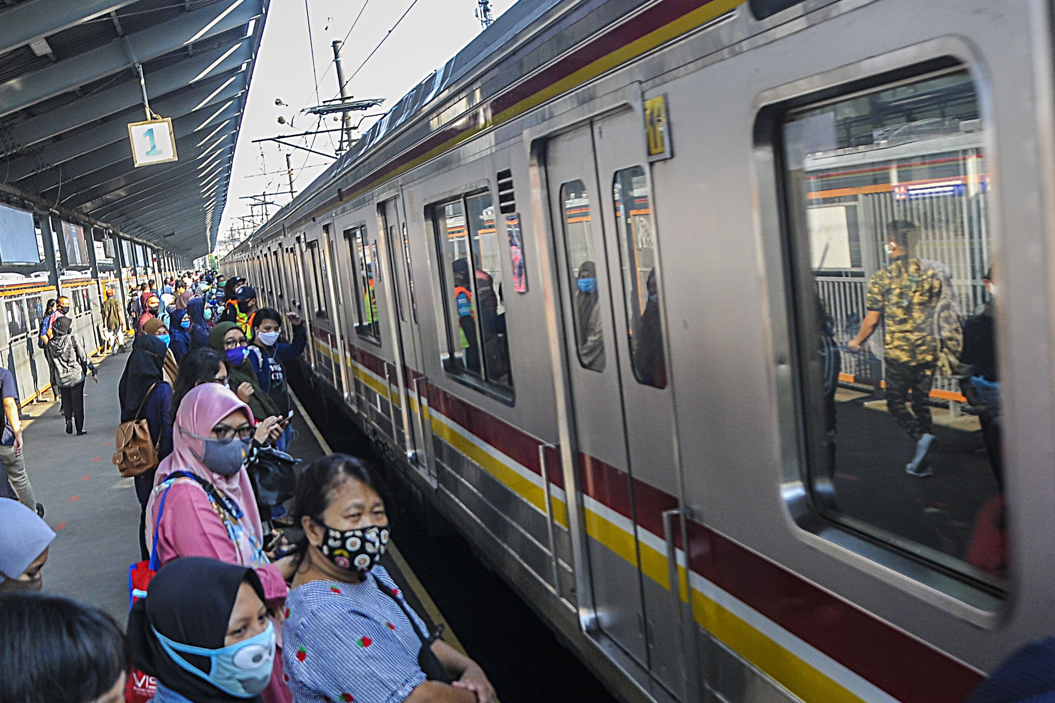 Kenormalan Baru, Penumpang KRL Dilarang Bicara