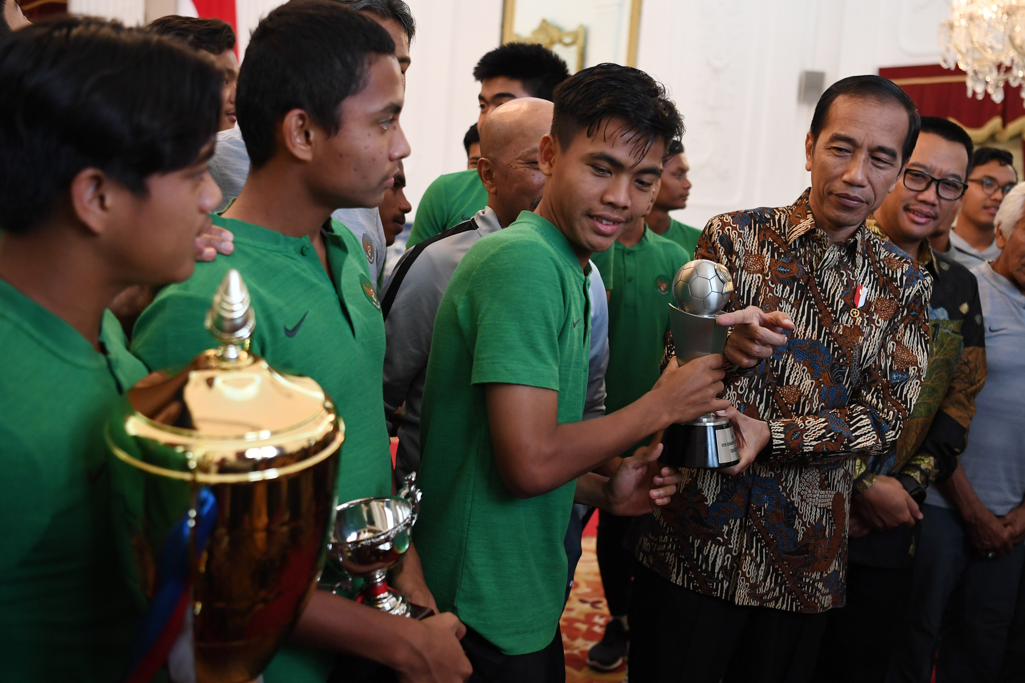 Bertemu Timnas U-16, Jokowi Ingatkan Tak Ubah Gaya Hidup