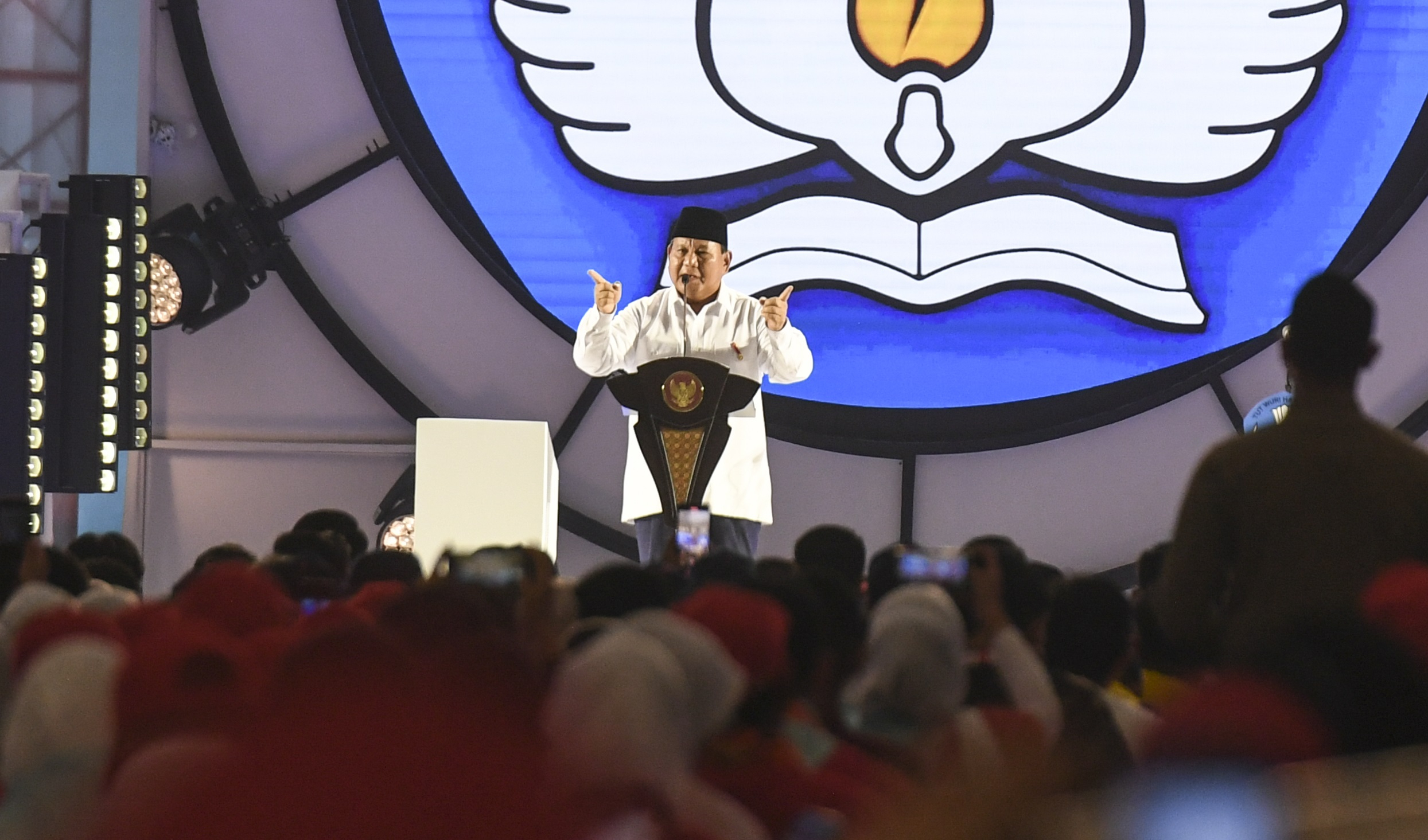 Prabowo Umumkan Kenaikan Gaji Guru Mulai 2025, Ini Besarannya