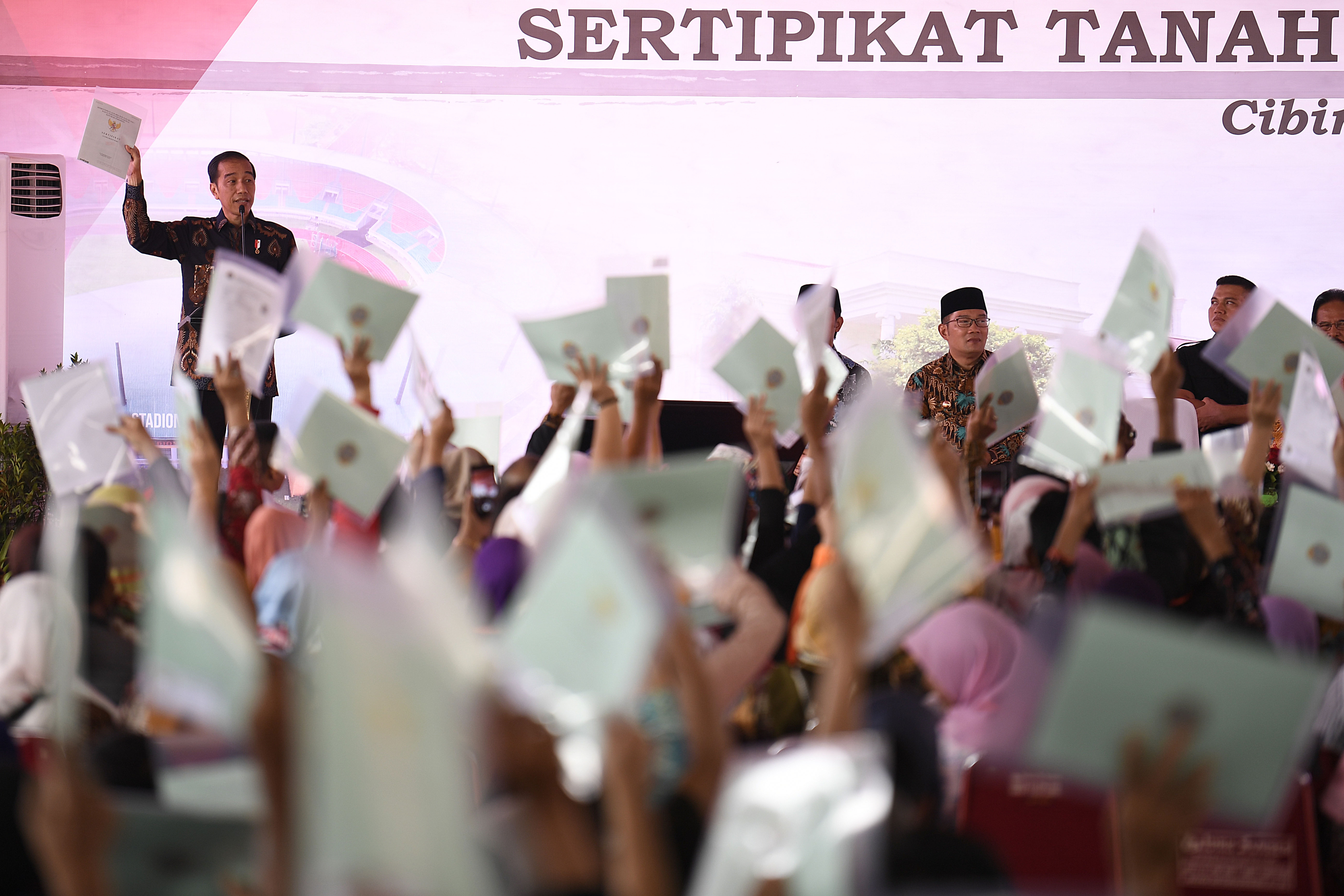Bagikan Sertifikat Tanah, Jokowi: Sengketa Terjadi Karena Warga Tak Pegang Bukti