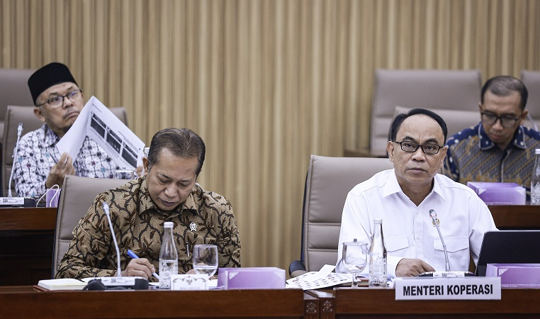 Rapat di DPR, Budi Arie Diminta Klarifikasi Keterlibatan Pegawai Komdigi di Judi Online