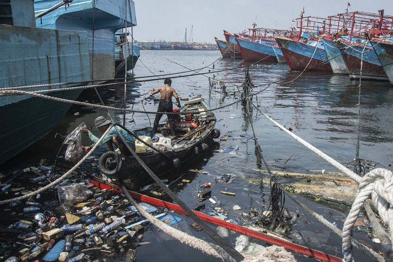 'Menghadap Laut', Bersih-Bersih Plastik ala Susi Pudjiastuti dan Kaka Slank
