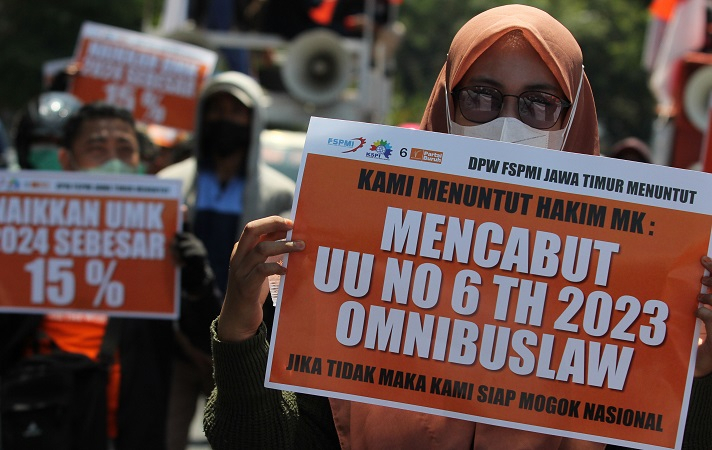 Buruh Minta Upah Minimum Naik 15%, Ekonom: Terlalu Tinggi