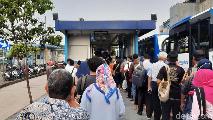 Operasional Dibatasi, Penumpang Bus Trans Menumpuk