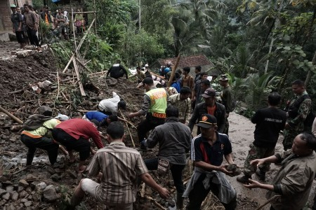 Terkendala Alat Berat, 3 Korban Longsor   Kebumen Belum Ditemukan