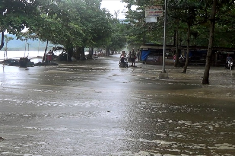 Banjir Rob Terjang Pesisir Trenggalek
