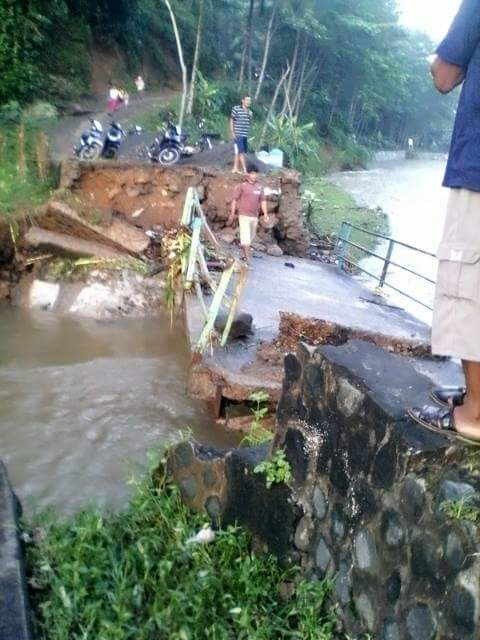 Longsor dan Banjir Bandang di Munjungan, Jembatan Ambrol