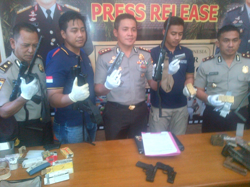 Gerebek Rumah Warga, Polisi Jombang Temukan Ratusan Peluru dan Senpi