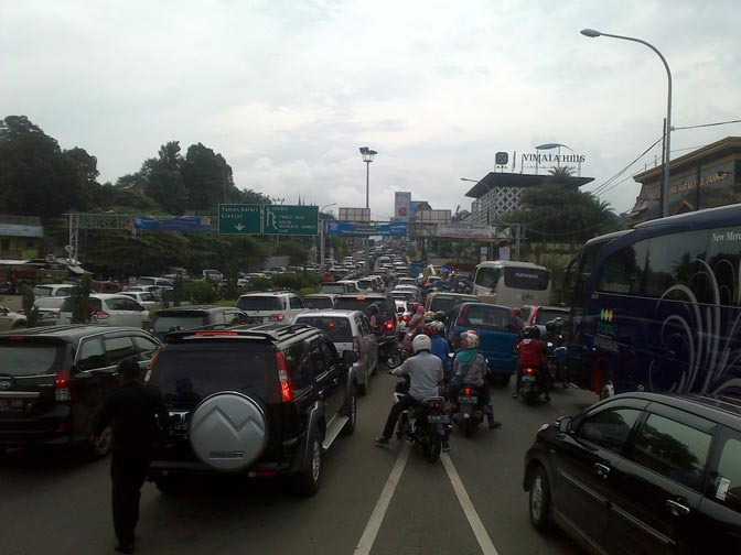Antrean Kendaraan di Pelabuhan Ketapang Hingga 2 Kilometer 