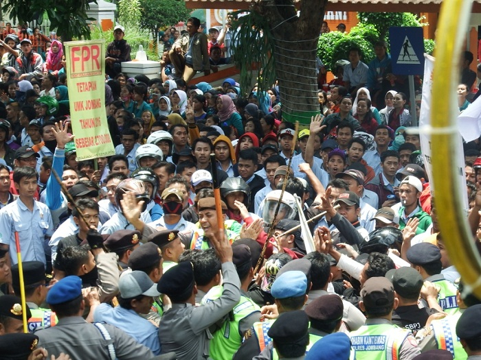 Cabut Mandat, Buruh Teriaki Anies Sandi Pembohong