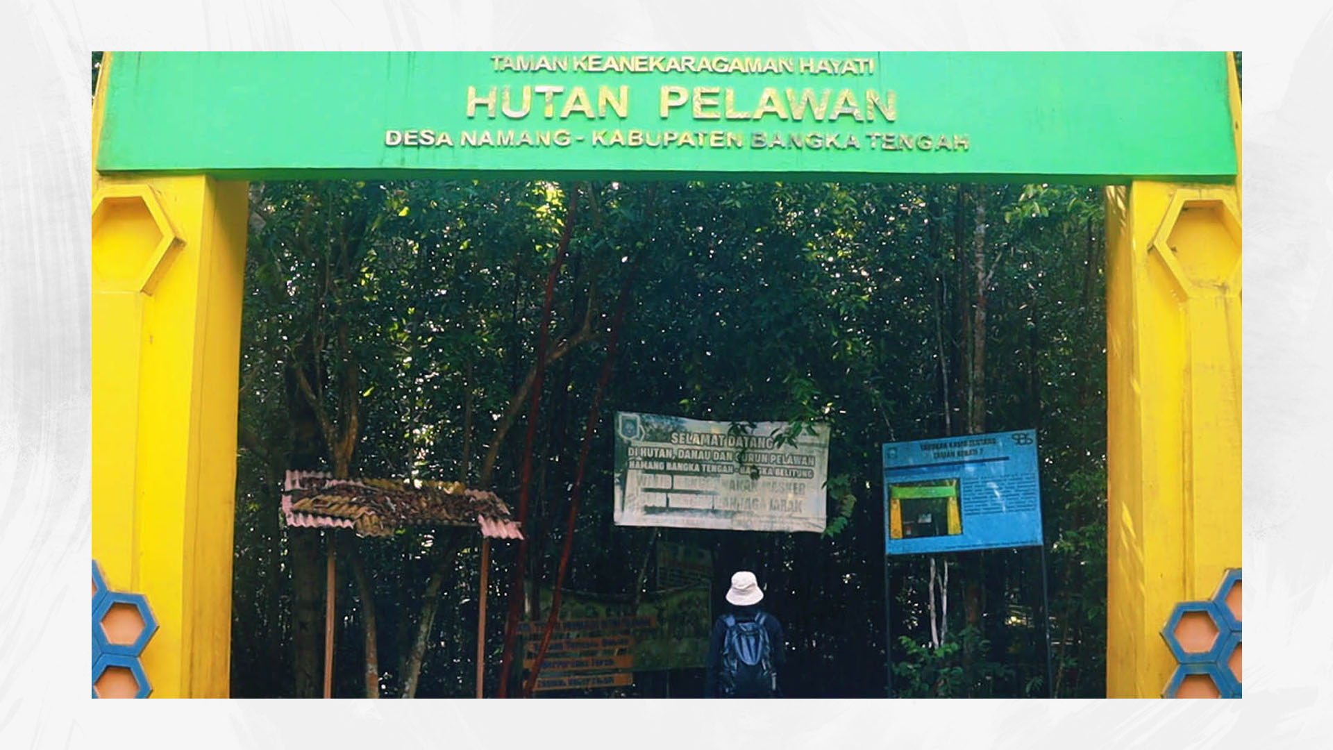 Gerbang depan Hutan Pelawan di Desa Namang, Bangka Tengah. Ini adalah satu-satunya hutan pelawan yang dilindungi di Bangka. (Foto: KBR/Astri)