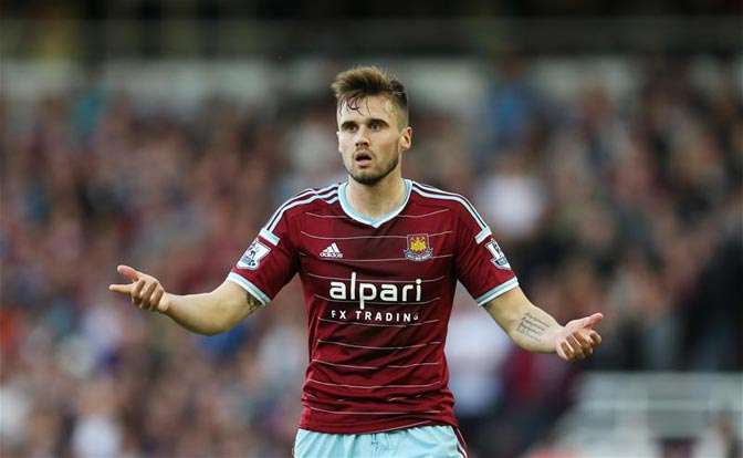 West Ham dan Liverpool Perebutkan Carl Jenkinson