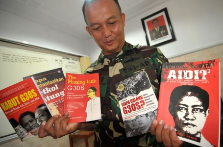 Aksi Koboi Aparat Pemburu Buku